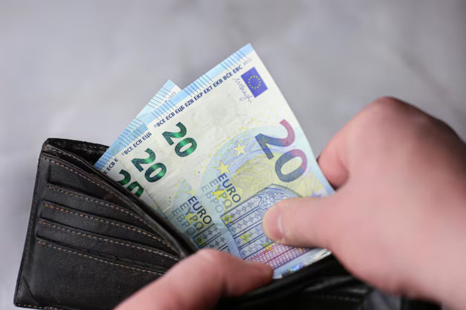 Salário mínimo sobe para 920 euros em 2026