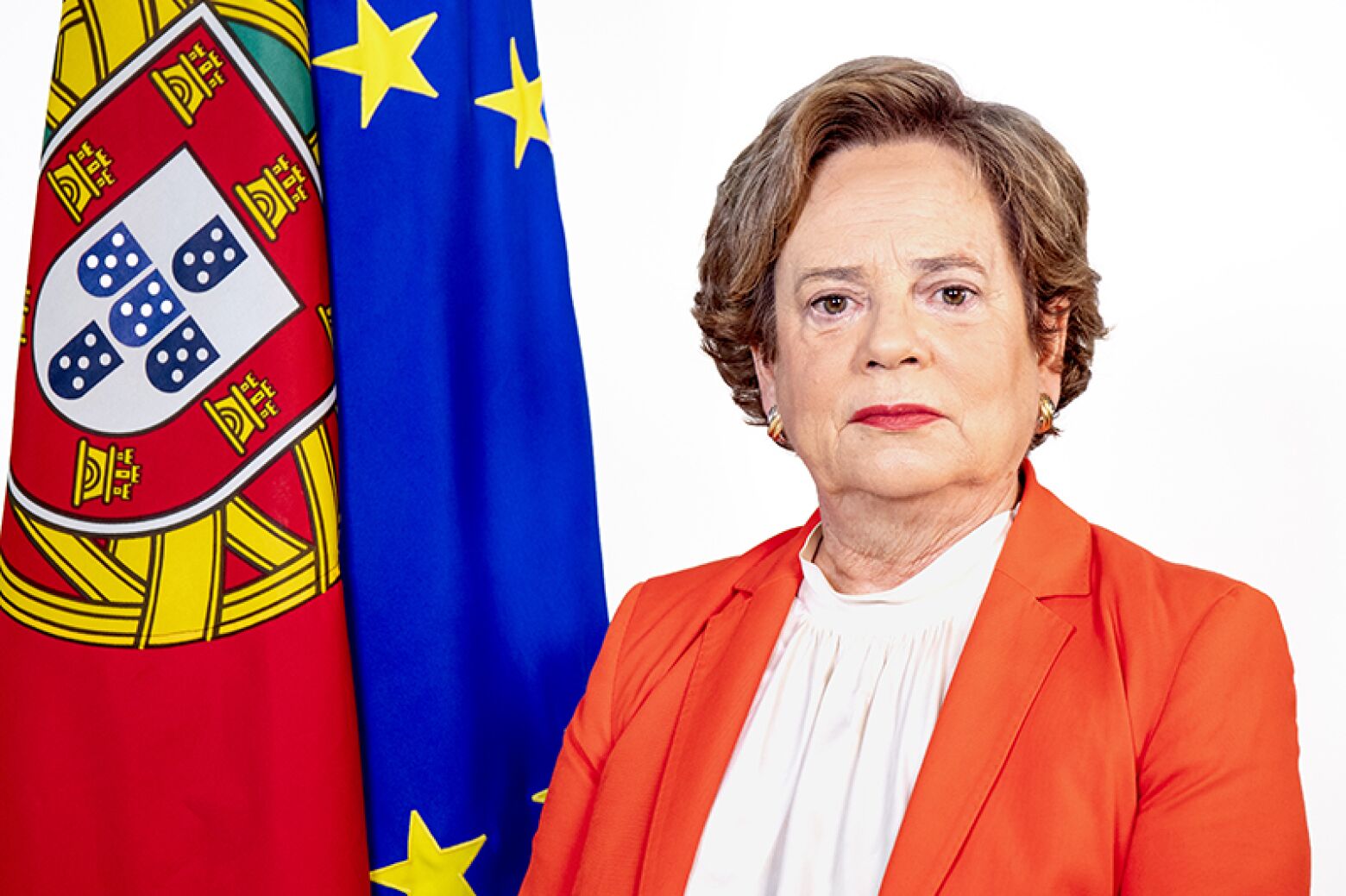 Maria L&uacute;cia Amaral demite-se da Administra&ccedil;&atilde;o Interna. Primeiro-ministro assume pasta interinamente