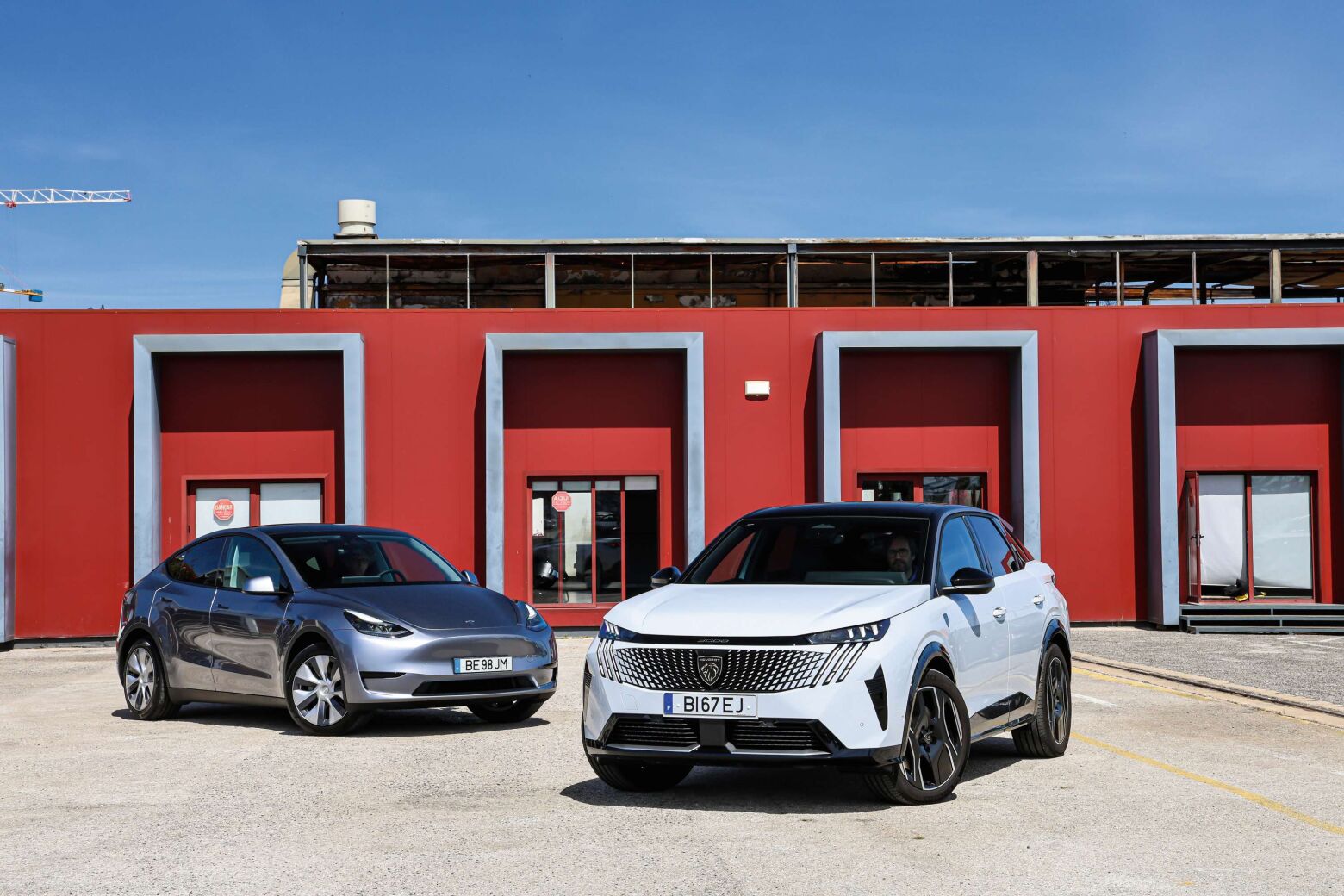 Peugeot E-3008 vs Tesla Model Y. Comparativo inevitável