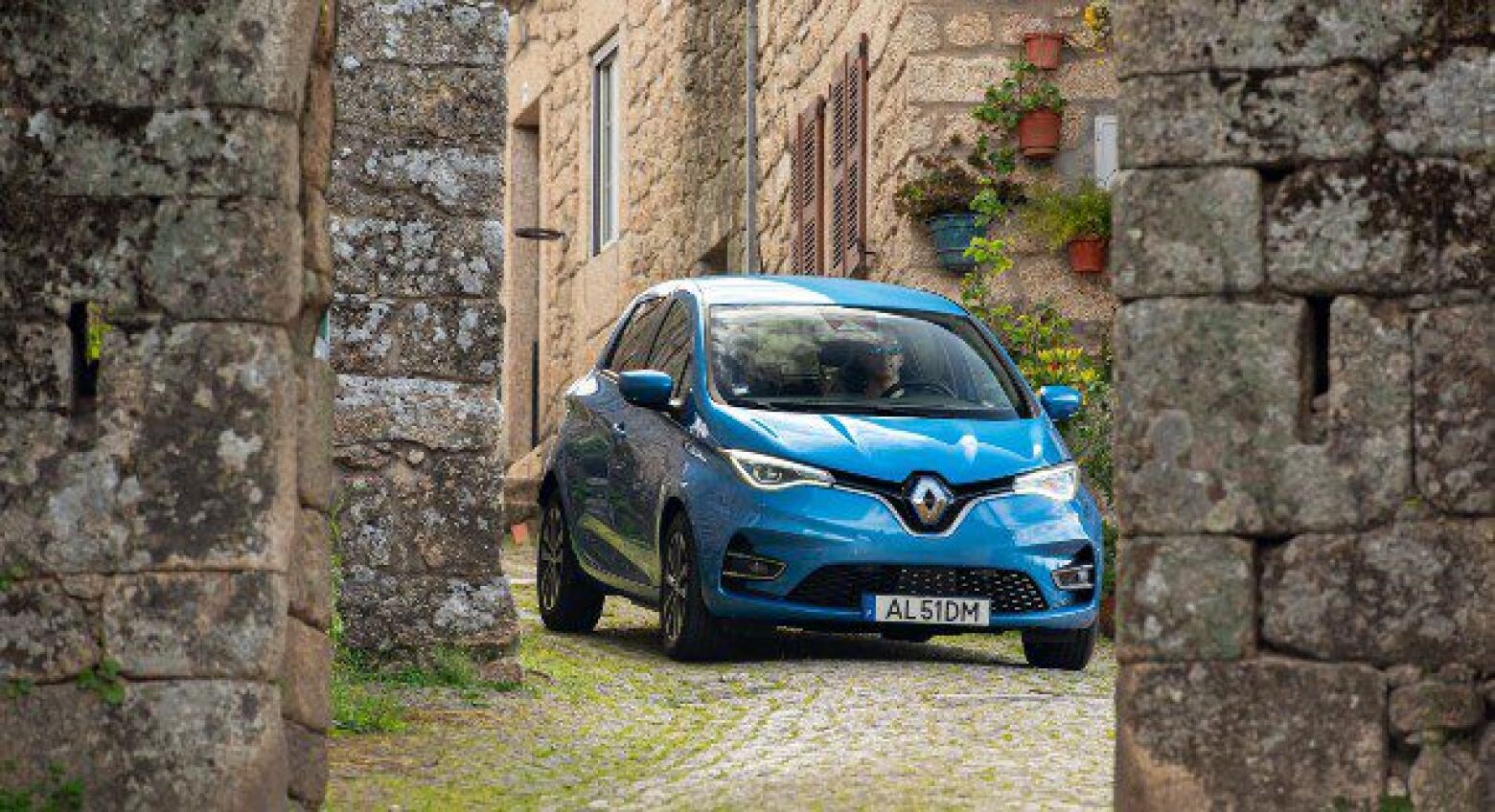 Está de férias? Renault convida a descobrir as Aldeias Históricas num EV