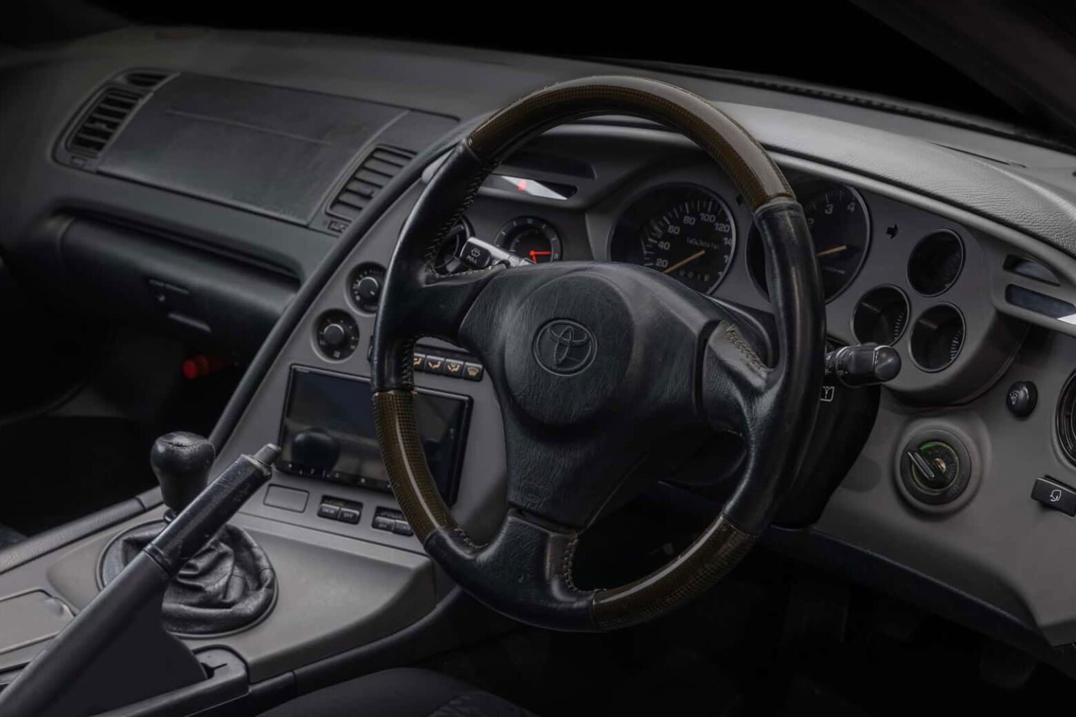 Toyota relança painel de instrumentos para o clássico Supra A80