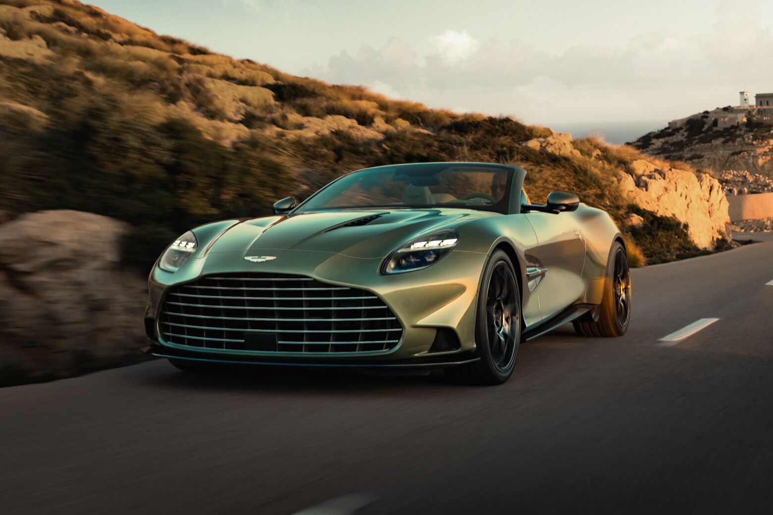 Aston Martin Vanquish Volante revelado com V12 de 835 cv