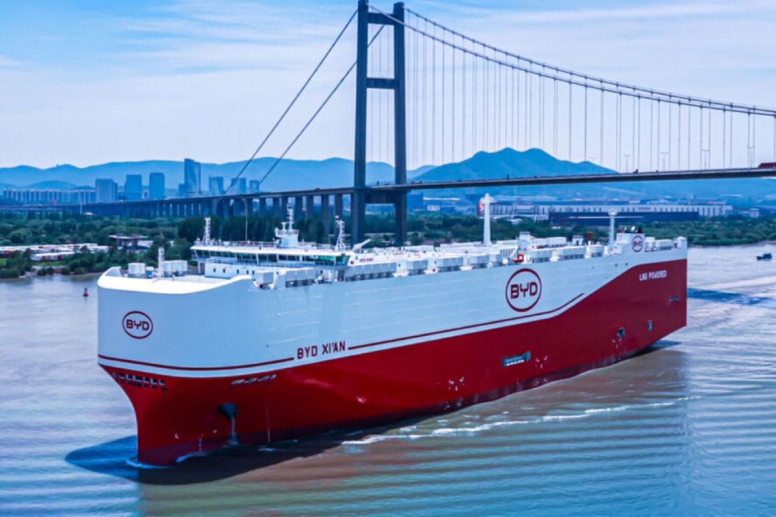 Navio gigante da BYD a caminho da Europa cheio de carros