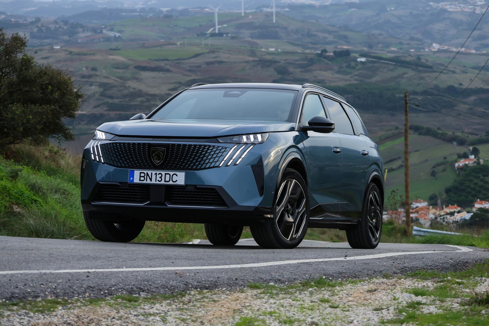 Também ao volante. Peugeot estreia o SUV de classe superior