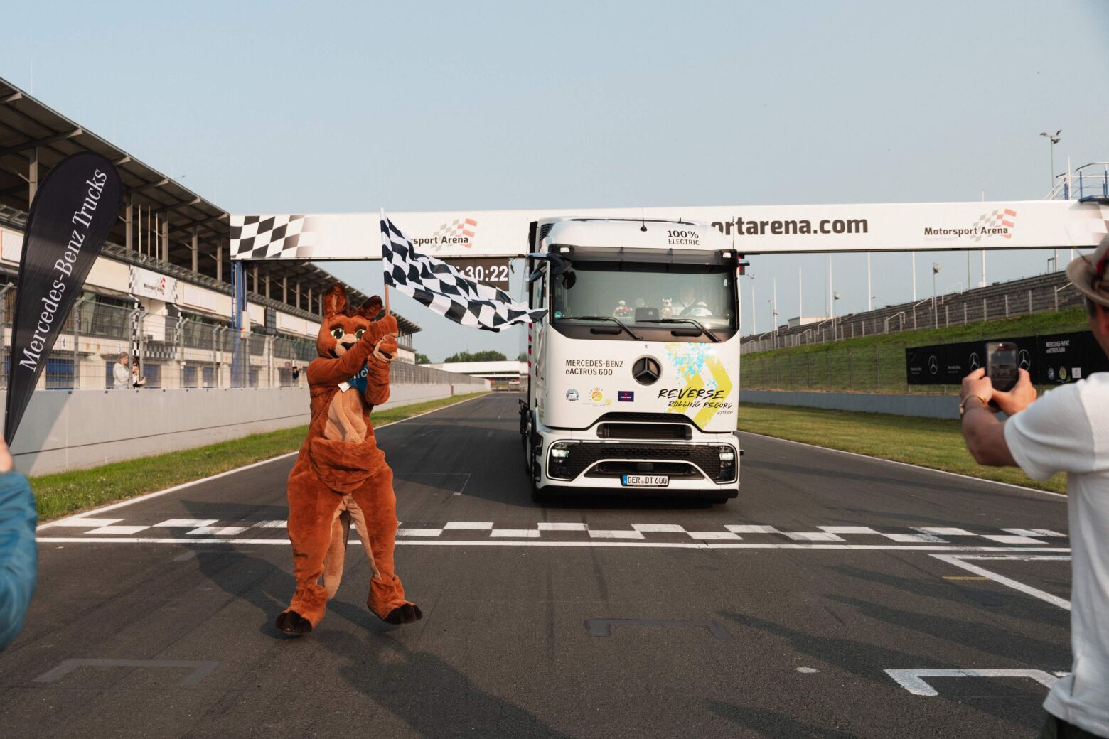 Mercedes-Benz eActros 600 estabelece recorde em márcha-atrás