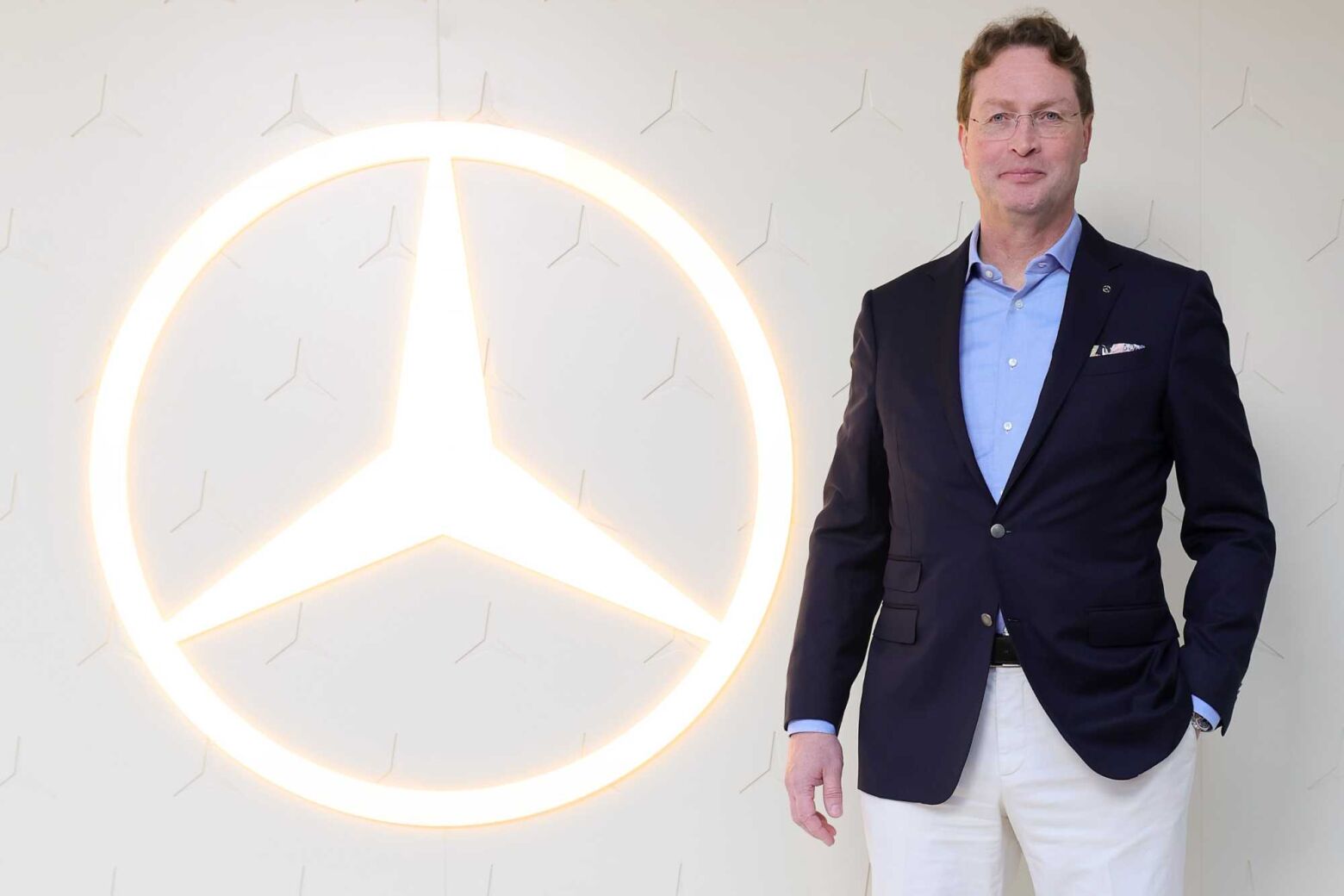 CEO da Mercedes alerta para riscos do fim dos motores a combustão
