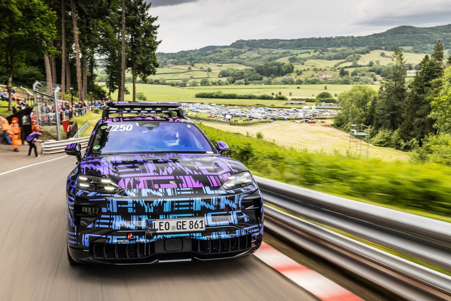 Porsche antecipa novo Cayenne elétrico com recorde