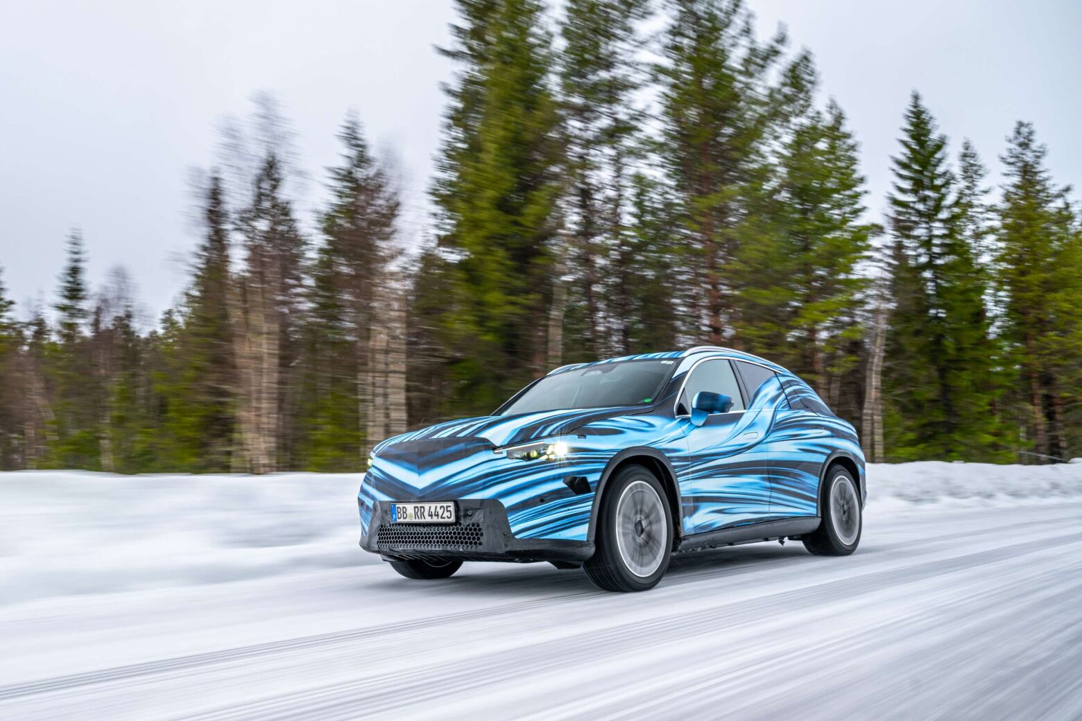 Mercedes-Benz divulga fotos “espia” do GLC elétrico