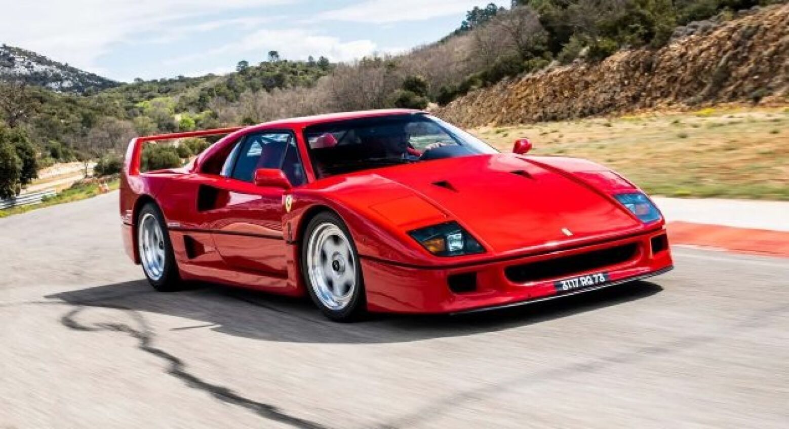 Mais do que especial. Ferrari F40 de Alain Prost vai a leilão