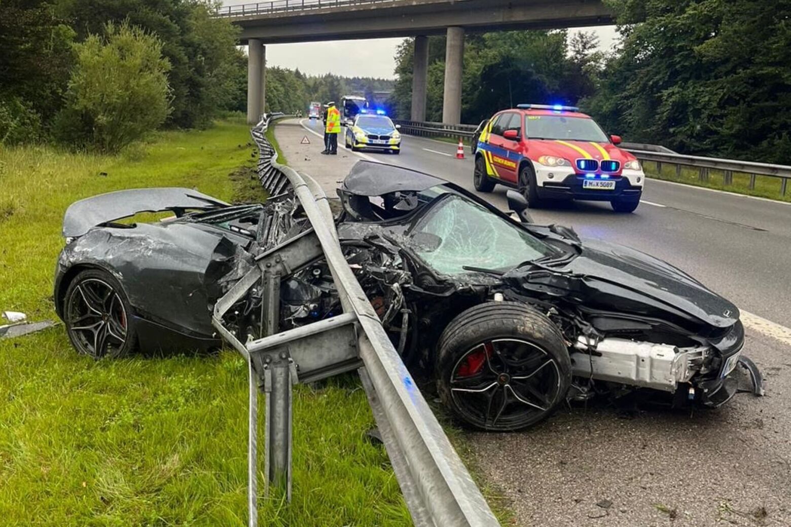 Condutor de McLaren 720S sobrevive a acidente na Alemanha