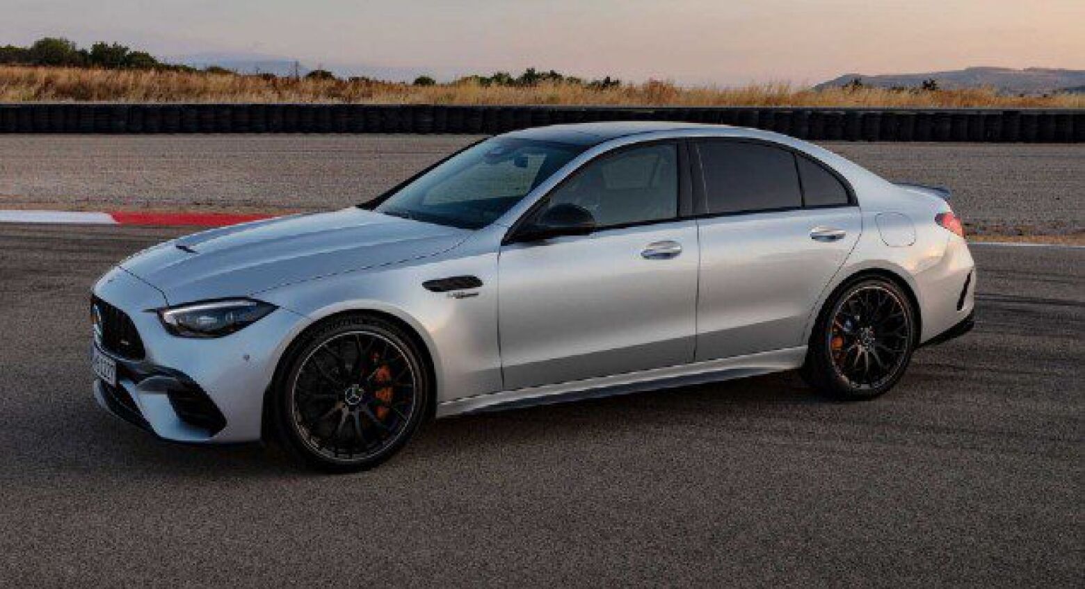 Com 680 cv e 3,4s nos 0-100 km/h. AMG desvenda o C63 S E Performance