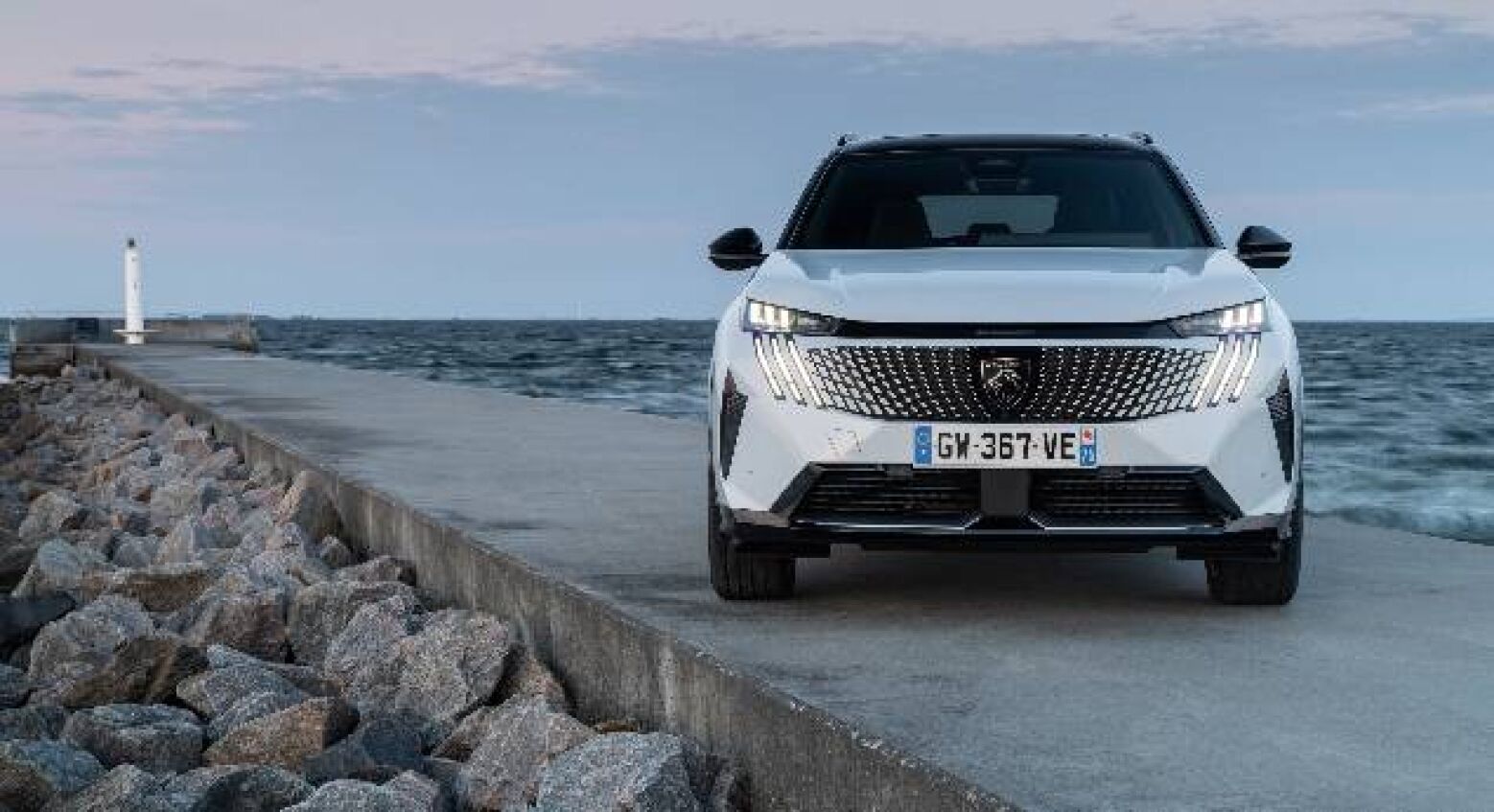 Ao volante. Peugeot E-5008 ganha espaço e 619 km de autonomia