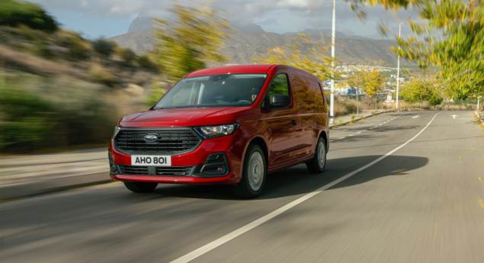 Nas versões curta e longa. Novo Ford Transit Connect disponível com diesel e PHEV