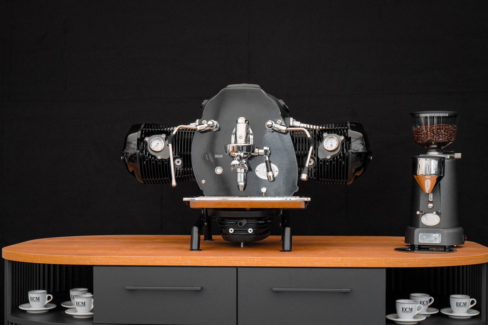 Motores BMW R18 viram m&aacute;quinas de caf&eacute; expresso de luxo