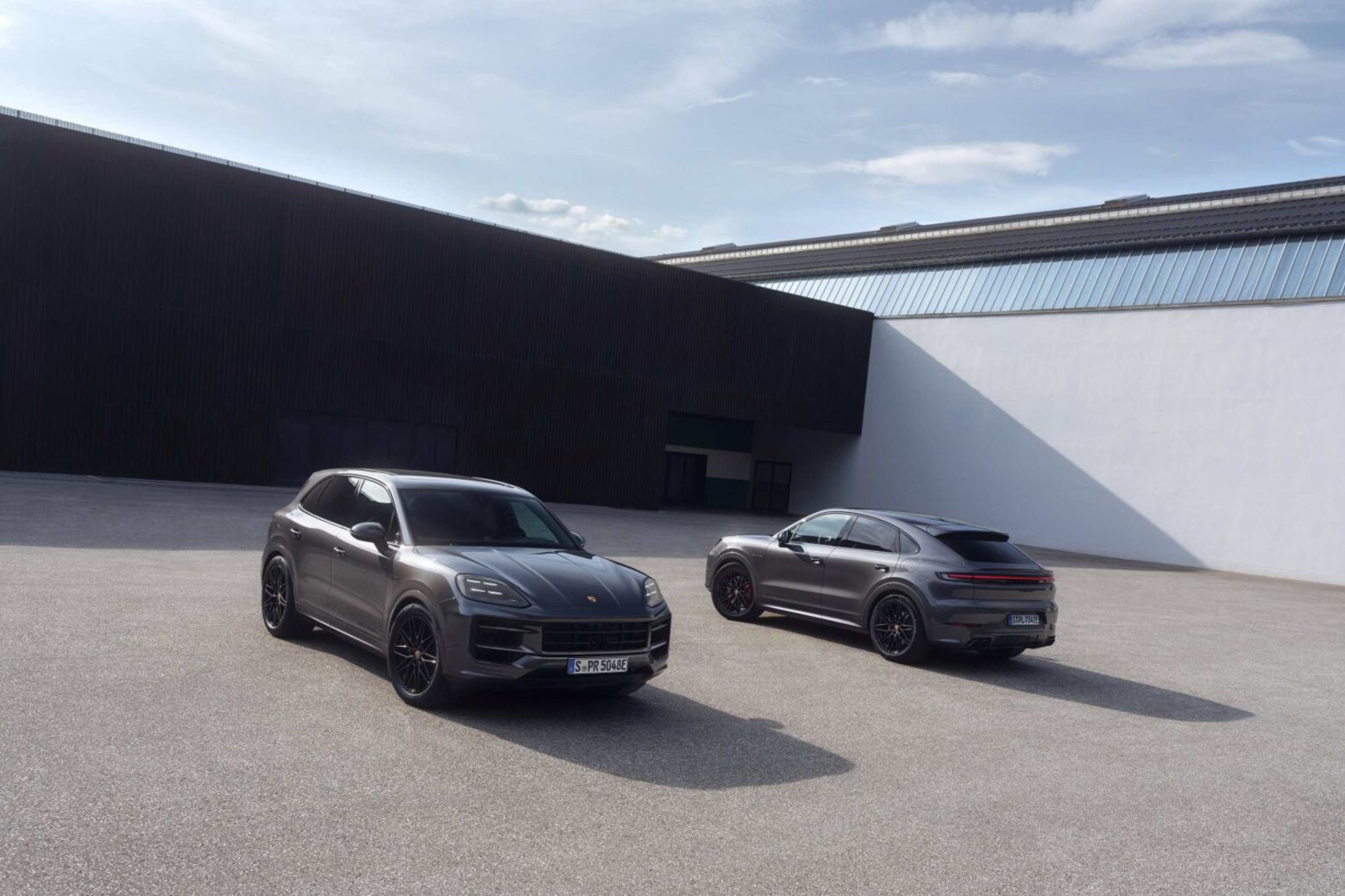 Porsche introduz Black Edition no Taycan e Cayenne