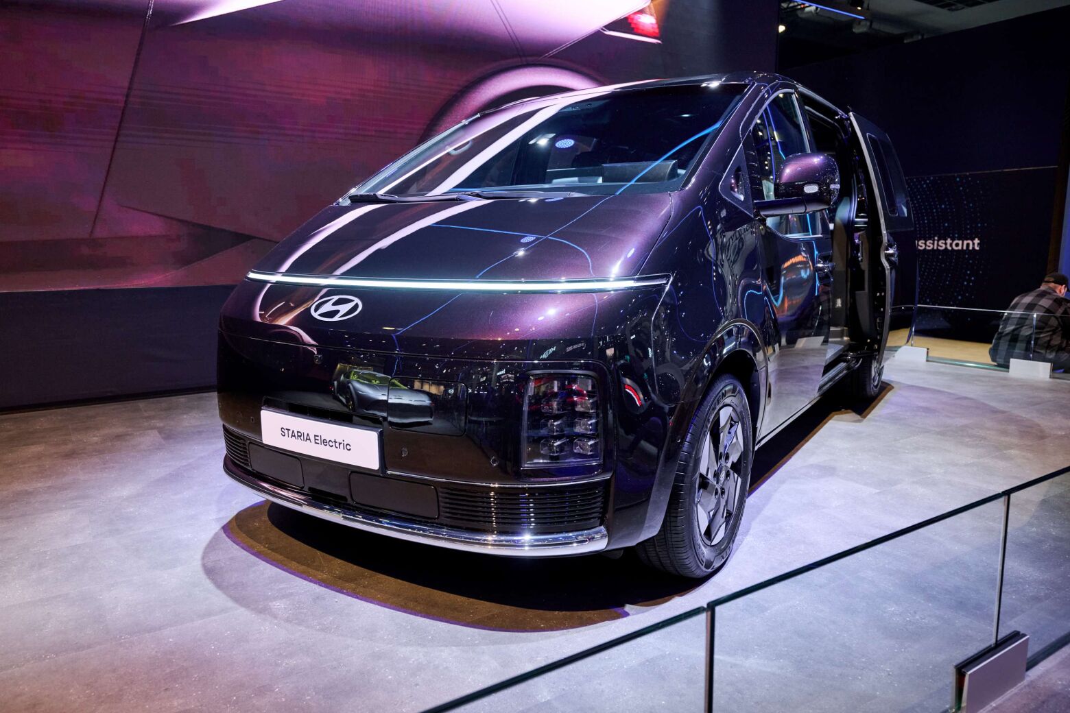 Hyundai revela vers&atilde;o el&eacute;trica do seu monovolume Staria