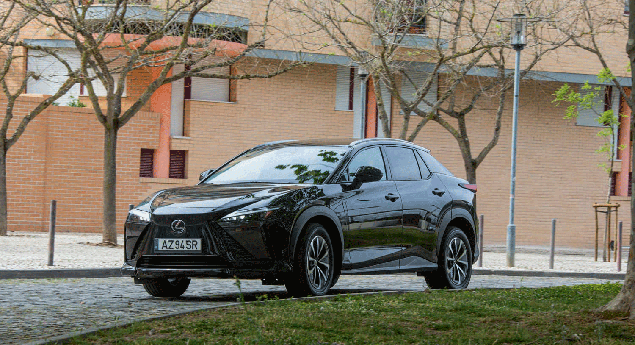 Lexus RZ 450e. Refinamento total com autonomia limitada