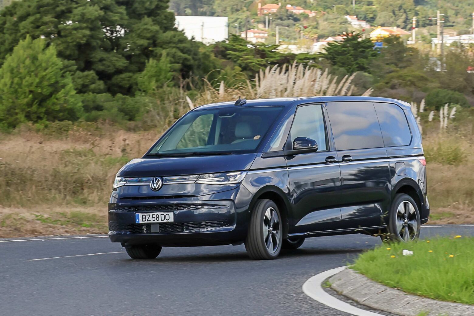 Volkswagen Multivan eHybrid 4Motion. Multifun&ccedil;&otilde;es germ&acirc;nico