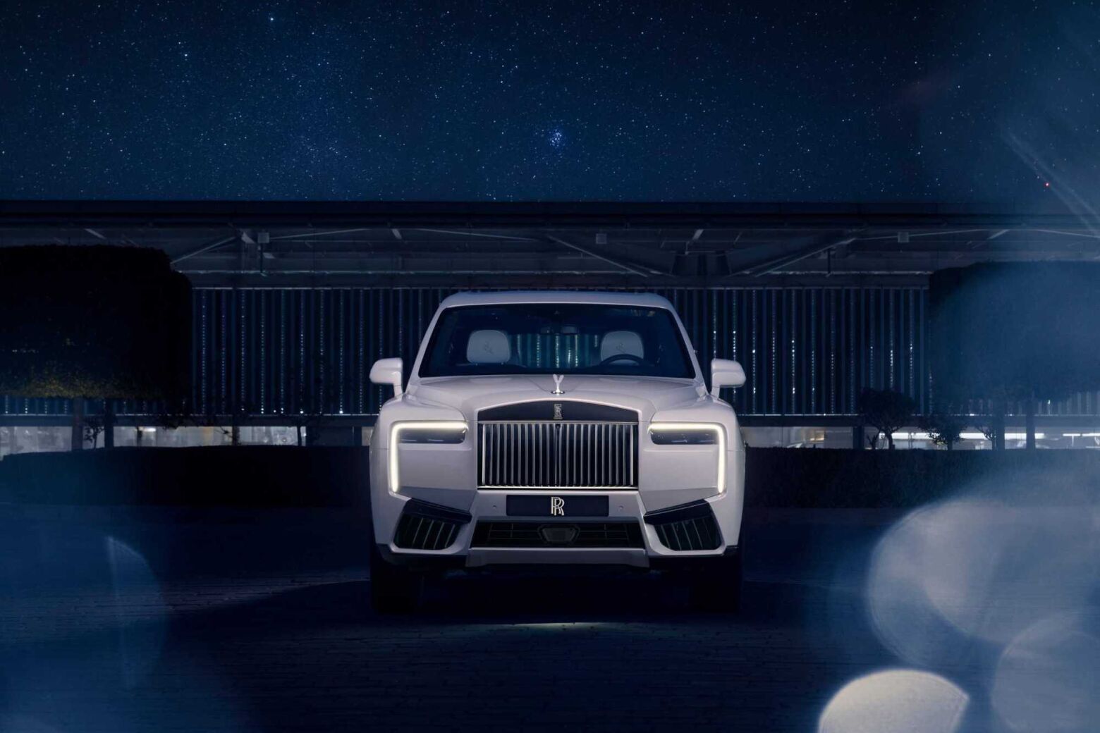 Rolls-Royce revela Cullinan Cosmos: SUV com teto pintado &agrave; m&atilde;o