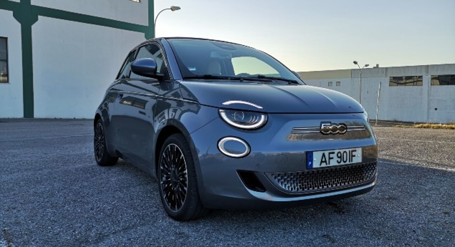 Pé no travão? Fiat prepara nova versão do elétrico 500e... com combustão