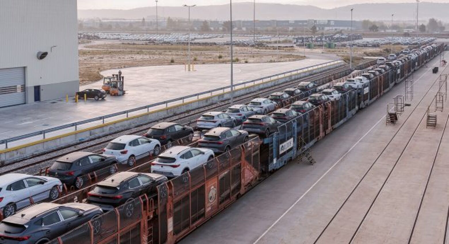 Depois dos chips. Entregas de carros acumulam demoras devido... aos comboios