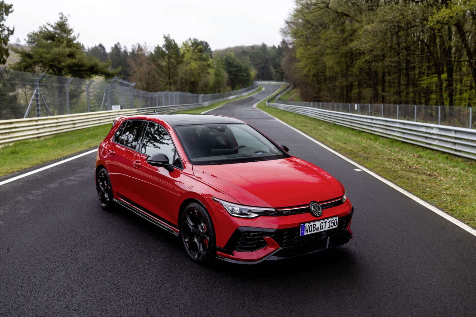 VW Golf GTI Edition 50 j&aacute; est&aacute; dispon&iacute;vel para encomenda em Portugal