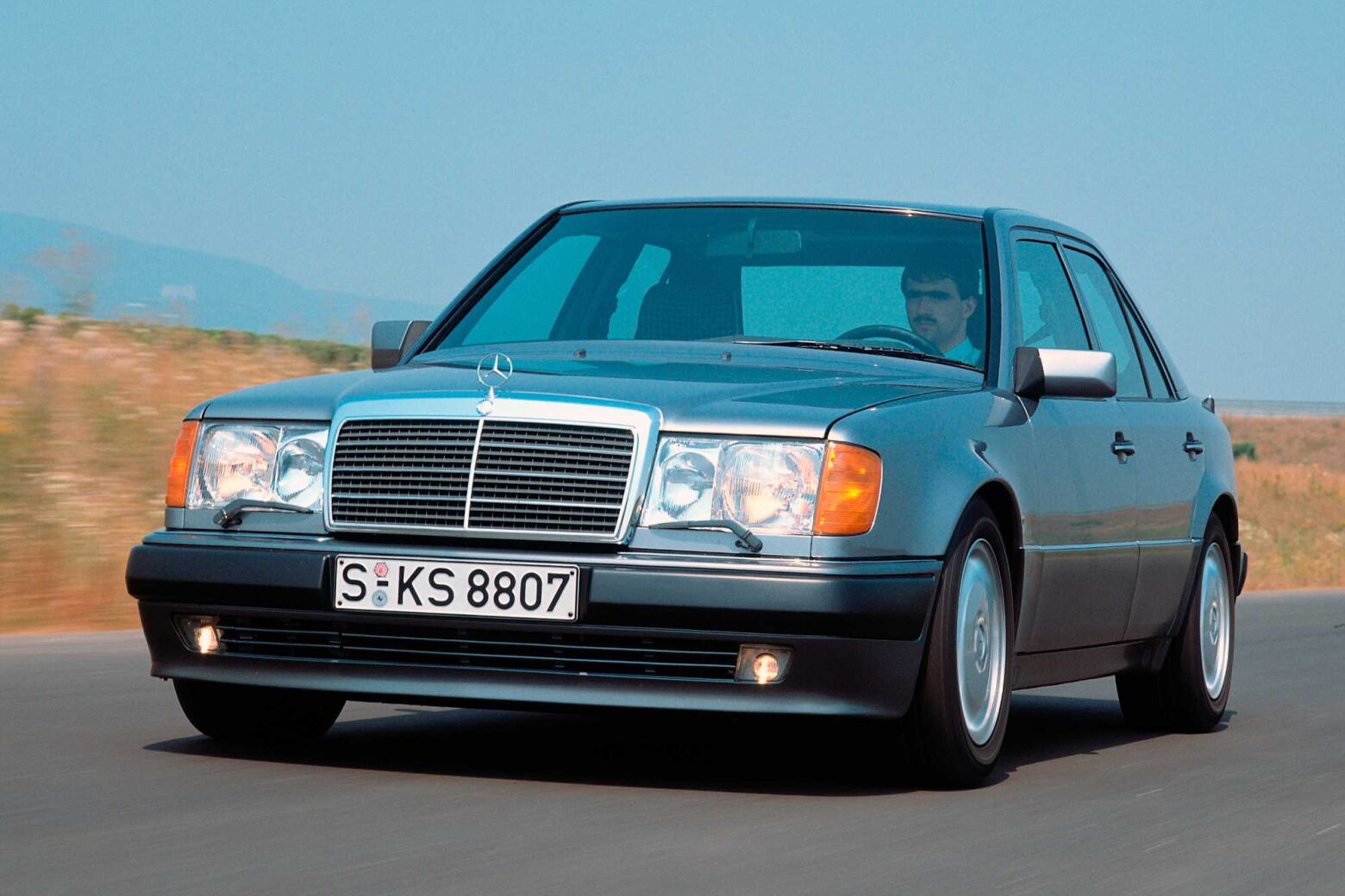 Mercedes E 500: o sedan V8 que uniu Mercedes e Porsche