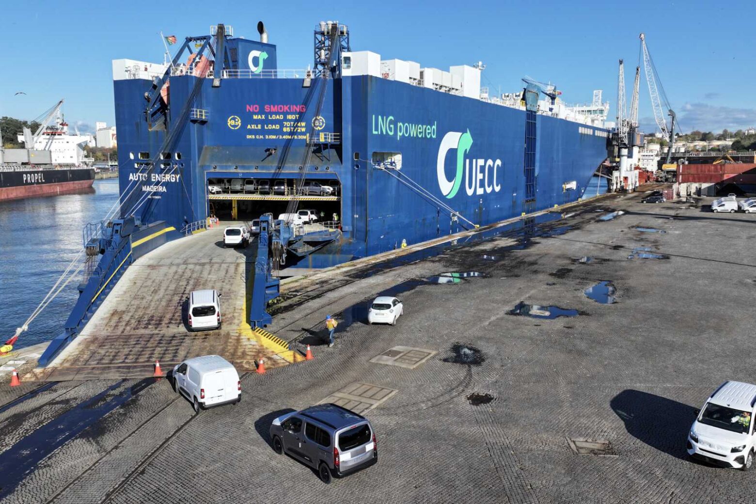 Leix&otilde;es carrega navio gigante com 540 ve&iacute;culos da Stellantis