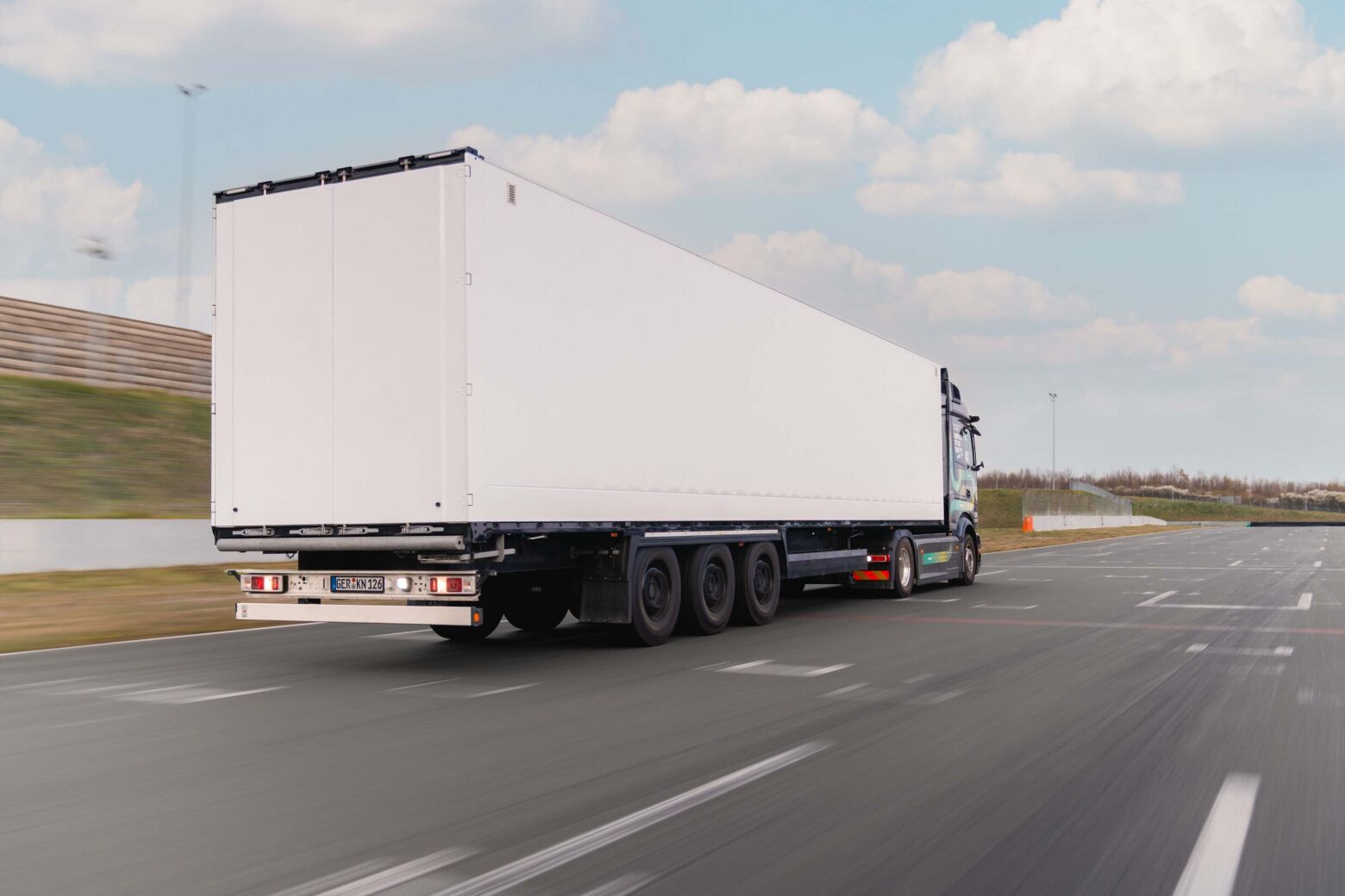 Mercedes-Benz eActros quer bater recorde em márcha-atrás