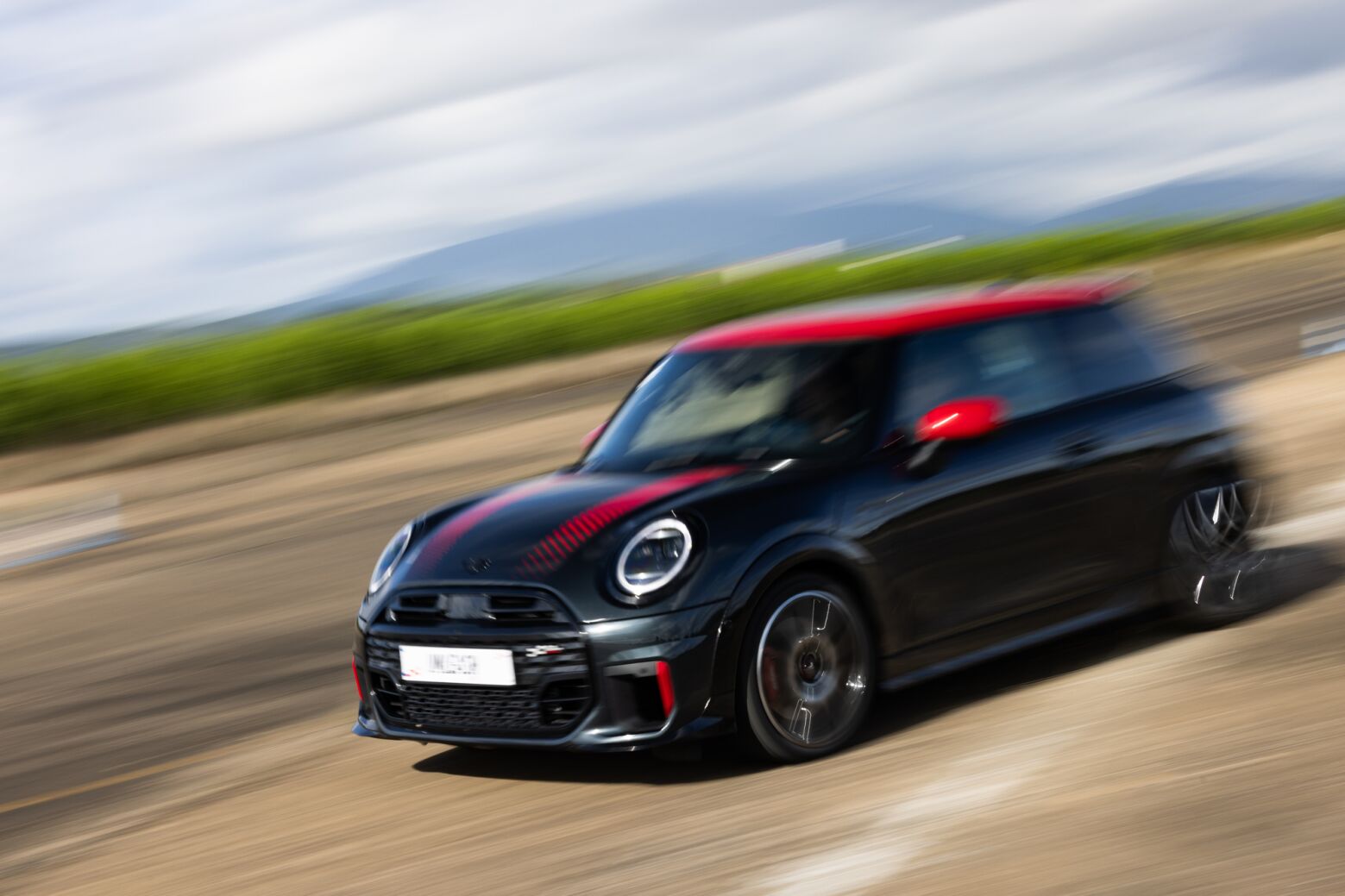 Estivemos ao volante de todos os modelos John Cooper Works da MINI