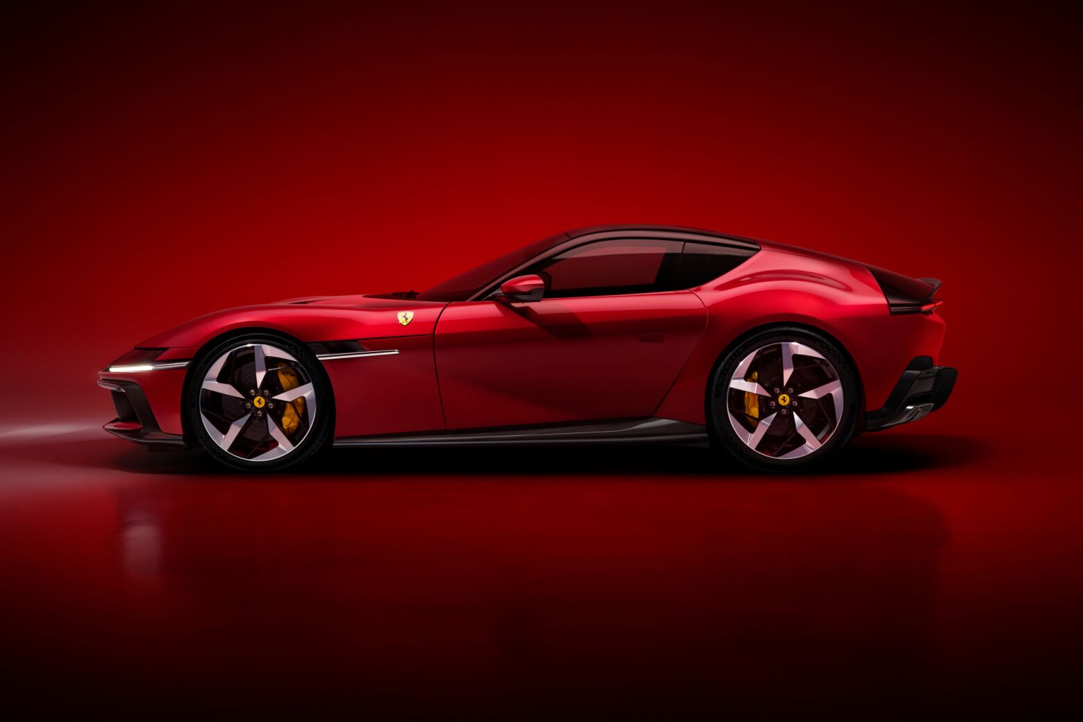 Ferrari adia segundo elétrico para 2028 por falta de procura