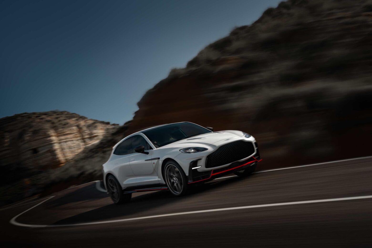 Aston Martin transfere tecnologia do Valhalla para o DBX S