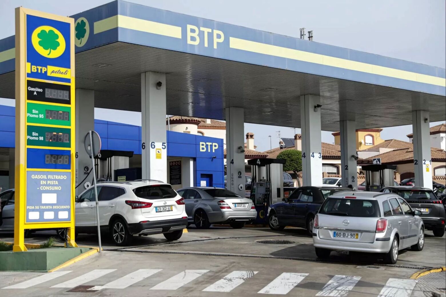 Combustíveis mais baratos leva portugueses a abastecer em Espanha