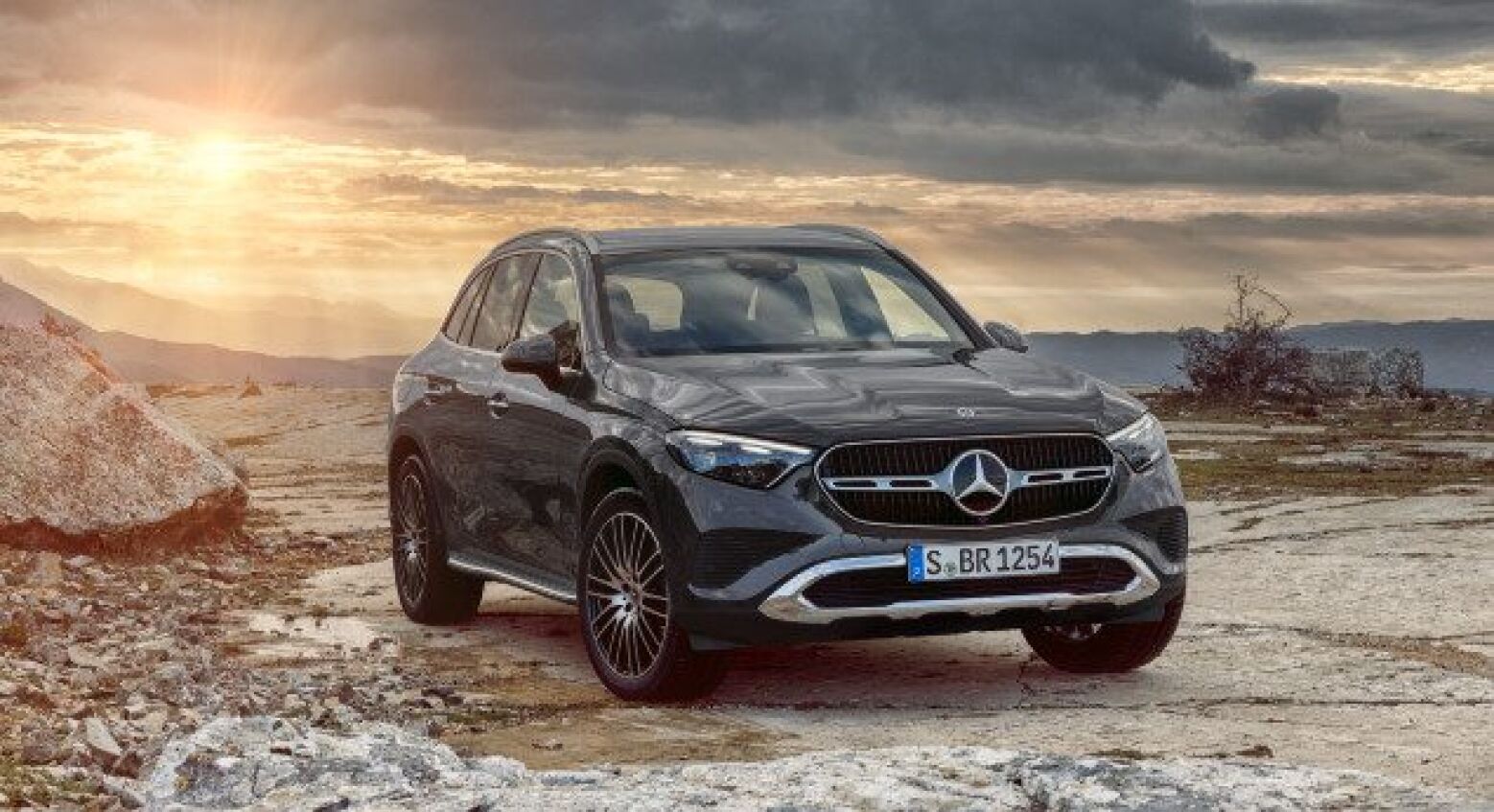 Já disponíveis. Novo Mercedes GLC ganha versões 300e e 400e 4MATIC