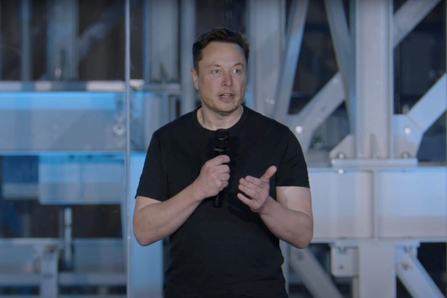 Elon Musk compra quase mil milhões de euros em ações da Tesla