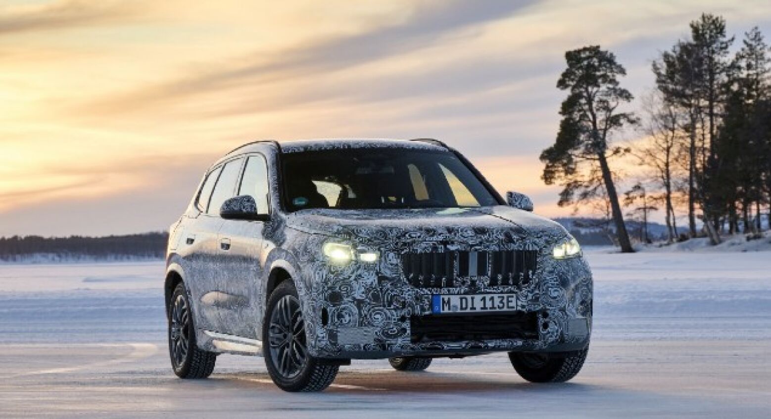 Chega no outono. Elétrico BMW iX1 exibe-se no Círculo Ártico