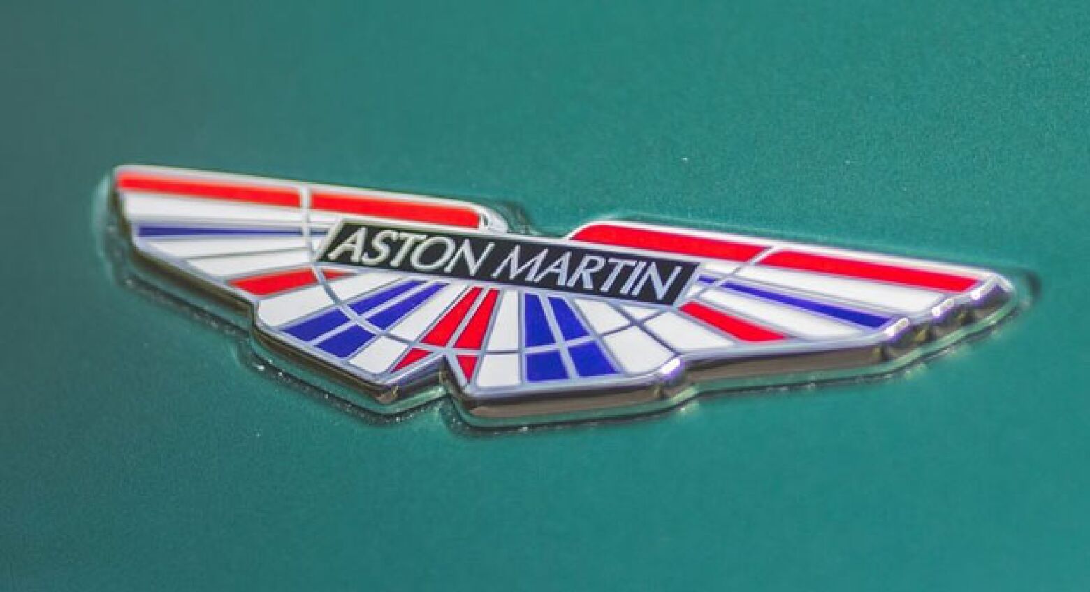 A par de um super GT. Aston Martin promete oito novos desportivos até 2026