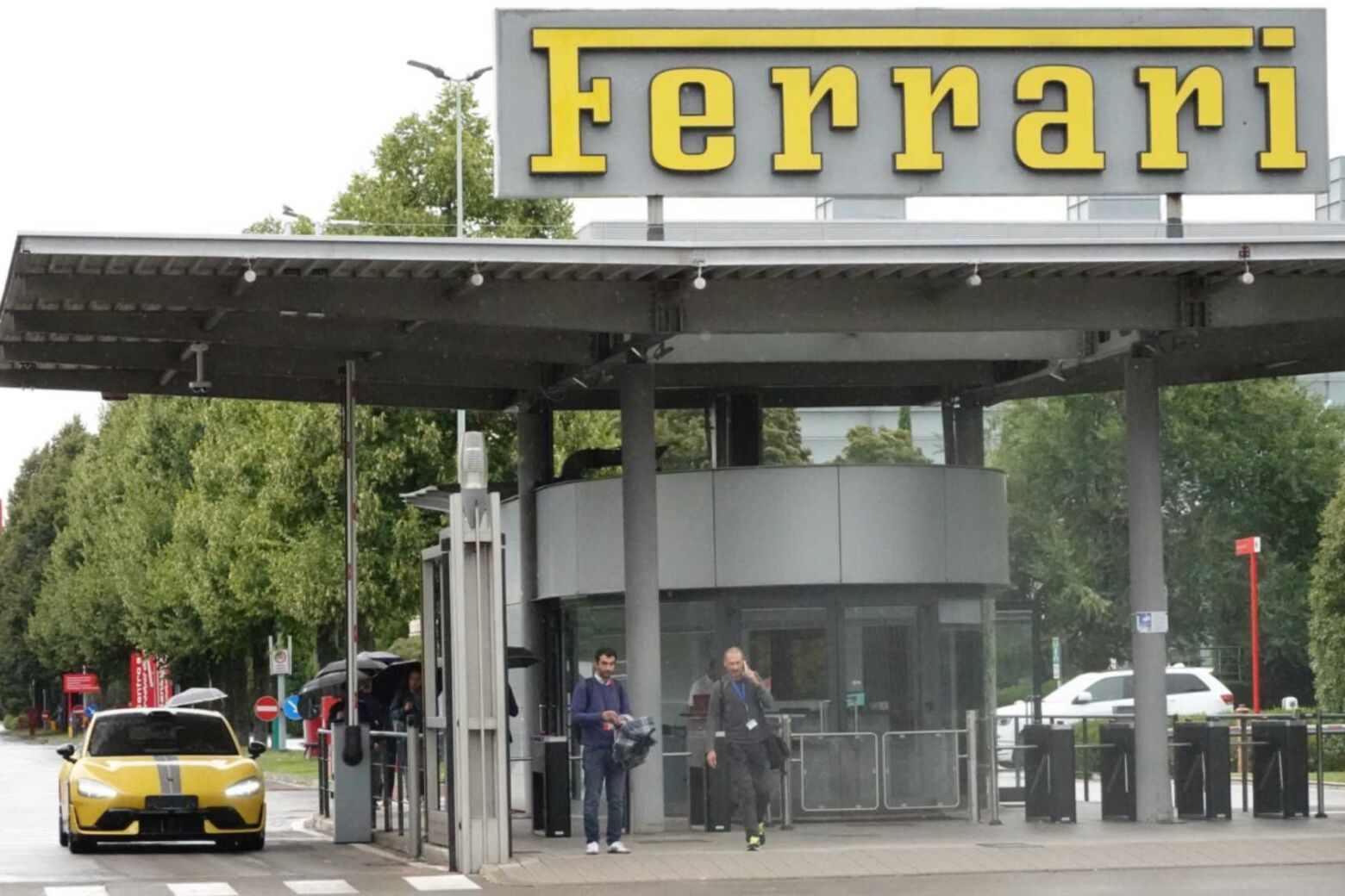 O que faz um Xiaomi SU7 Ultra na sede da Ferrari em Maranello?