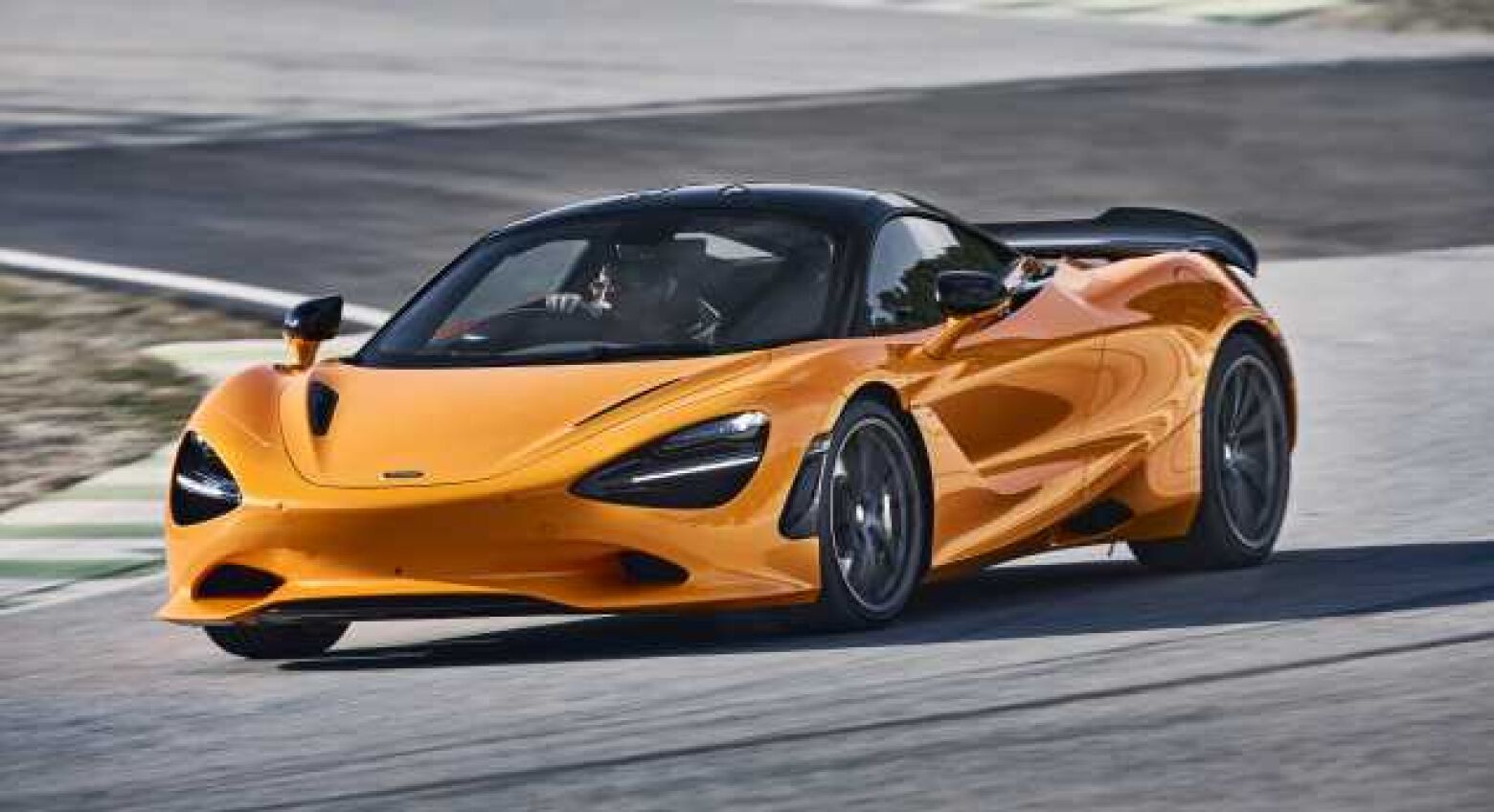 McLaren 750 S. Combinação "explosiva" de menos peso e mais potência