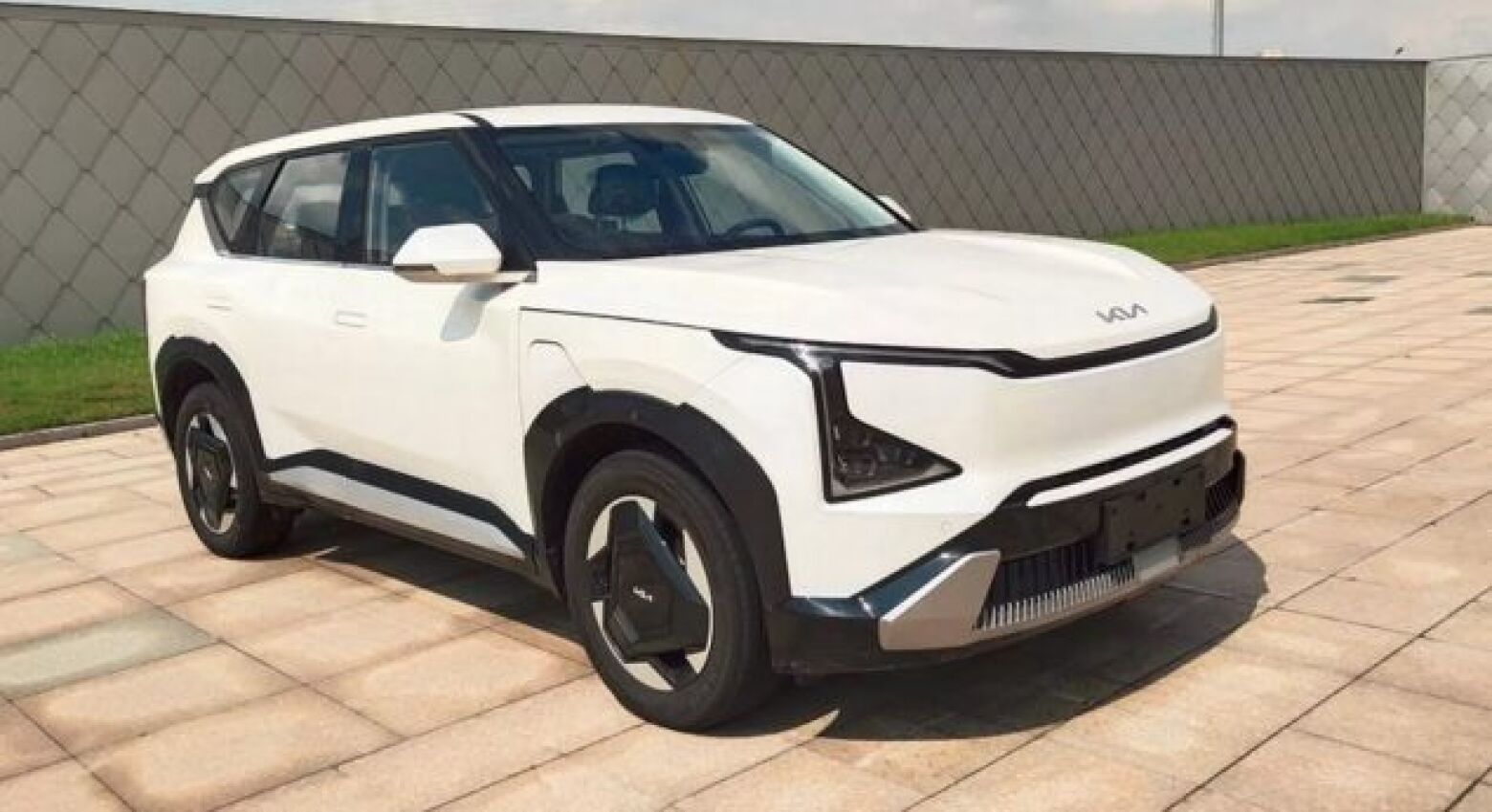 Primeiras imagens. Novo Kia EV5 mostra-se pronto para produção