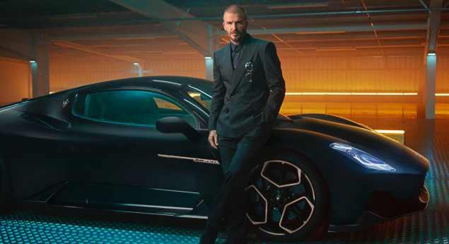 David Beckham rendido ao Maserati MC20 Notte