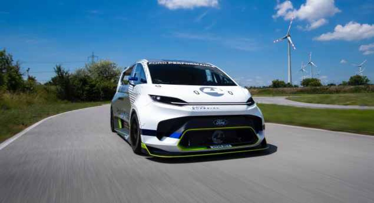 Ford SuperVan elétrica acelera dos 0 aos 100 km/h em menos de dois segundos