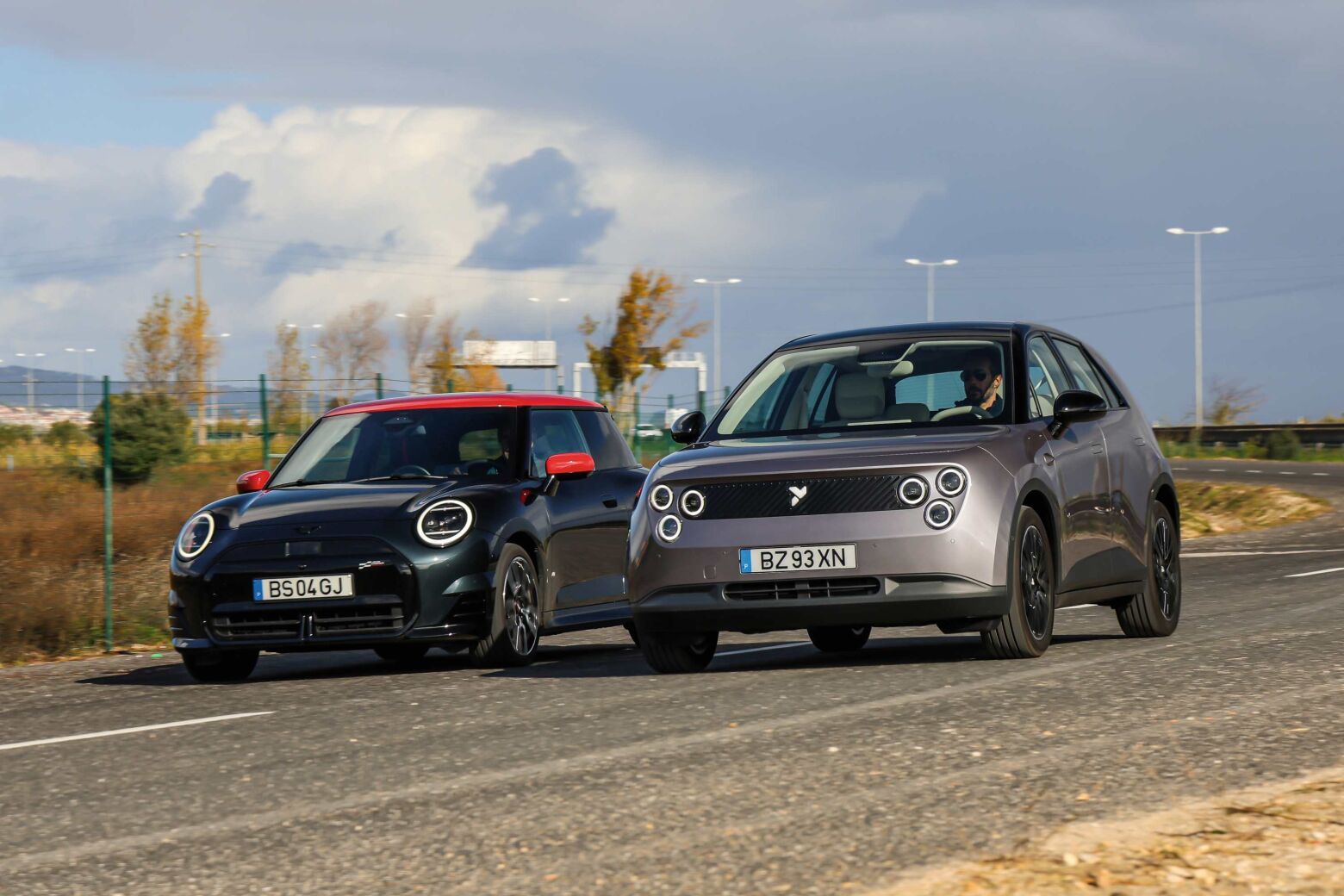 Frente a Frente: Firefly enfrenta Mini Cooper SE