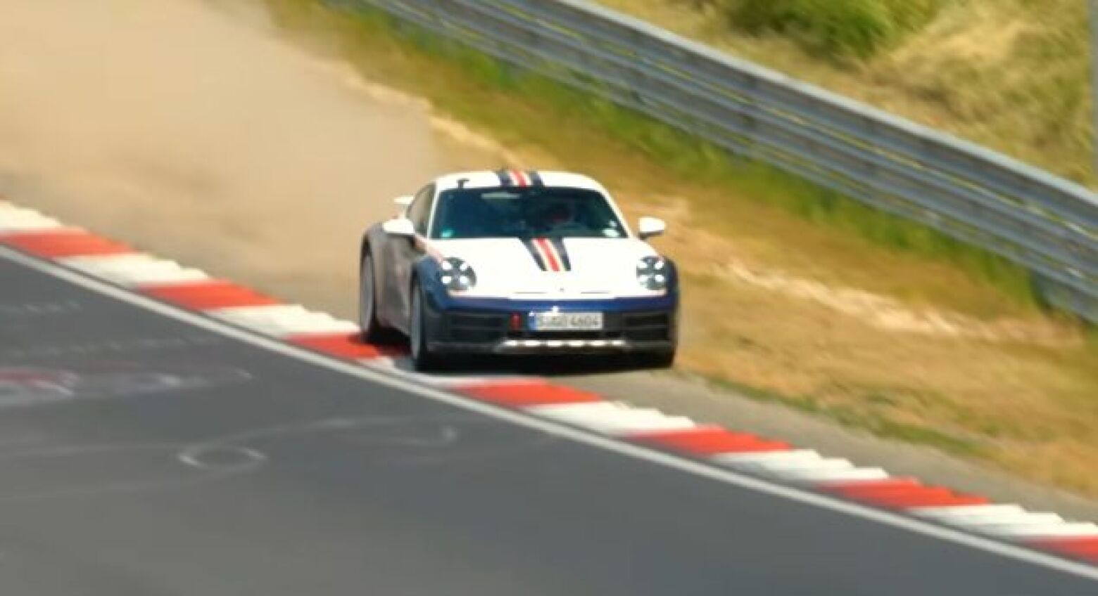 Ao volante do Porsche 911 Dakar. E que tal conhecer um outro Nürburgring?