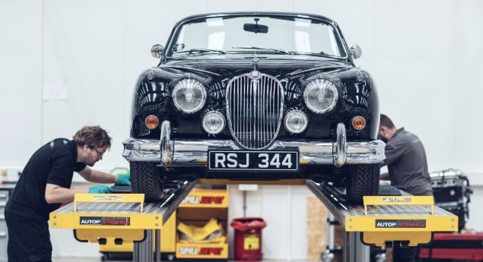 JLR assinala Jubileu de Platina de Elizabeth II com desfile histórico