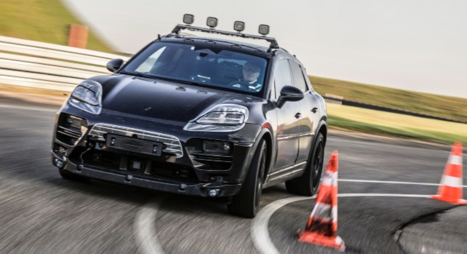 Supera os 600 cv e 1.000 Nm! Porsche divulga primeiros dados do Macan EV