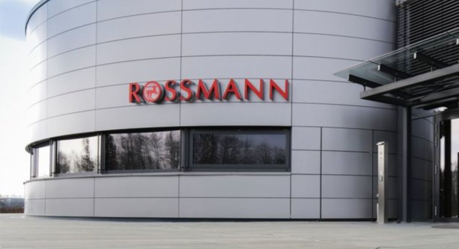 Mais uma. Multinacional alemã Rossmann fecha a porta à Tesla