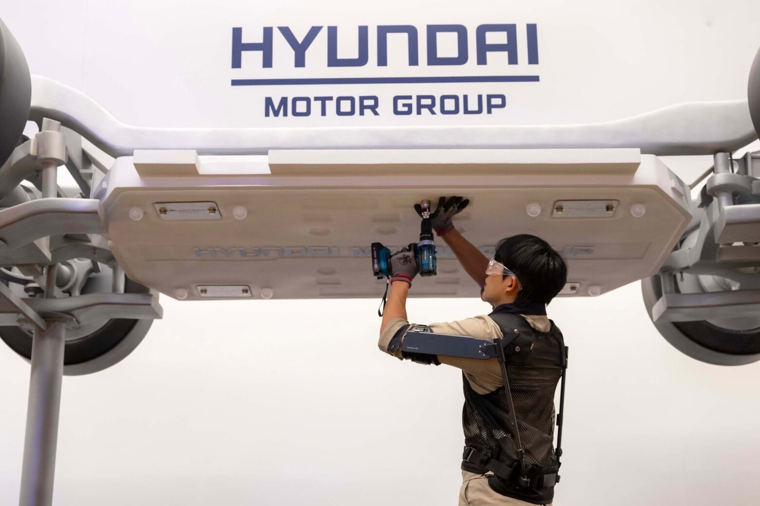 X-ble Shoulder. Hyundai cria colete com braço robotizado