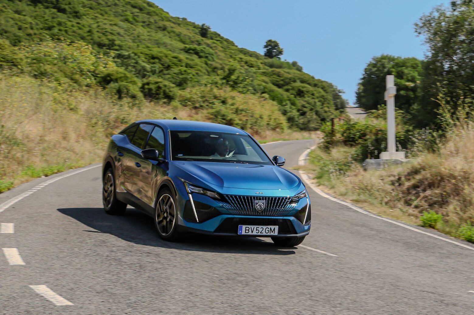 Peugeot E-408 GT. Mais agilidade que autonomia