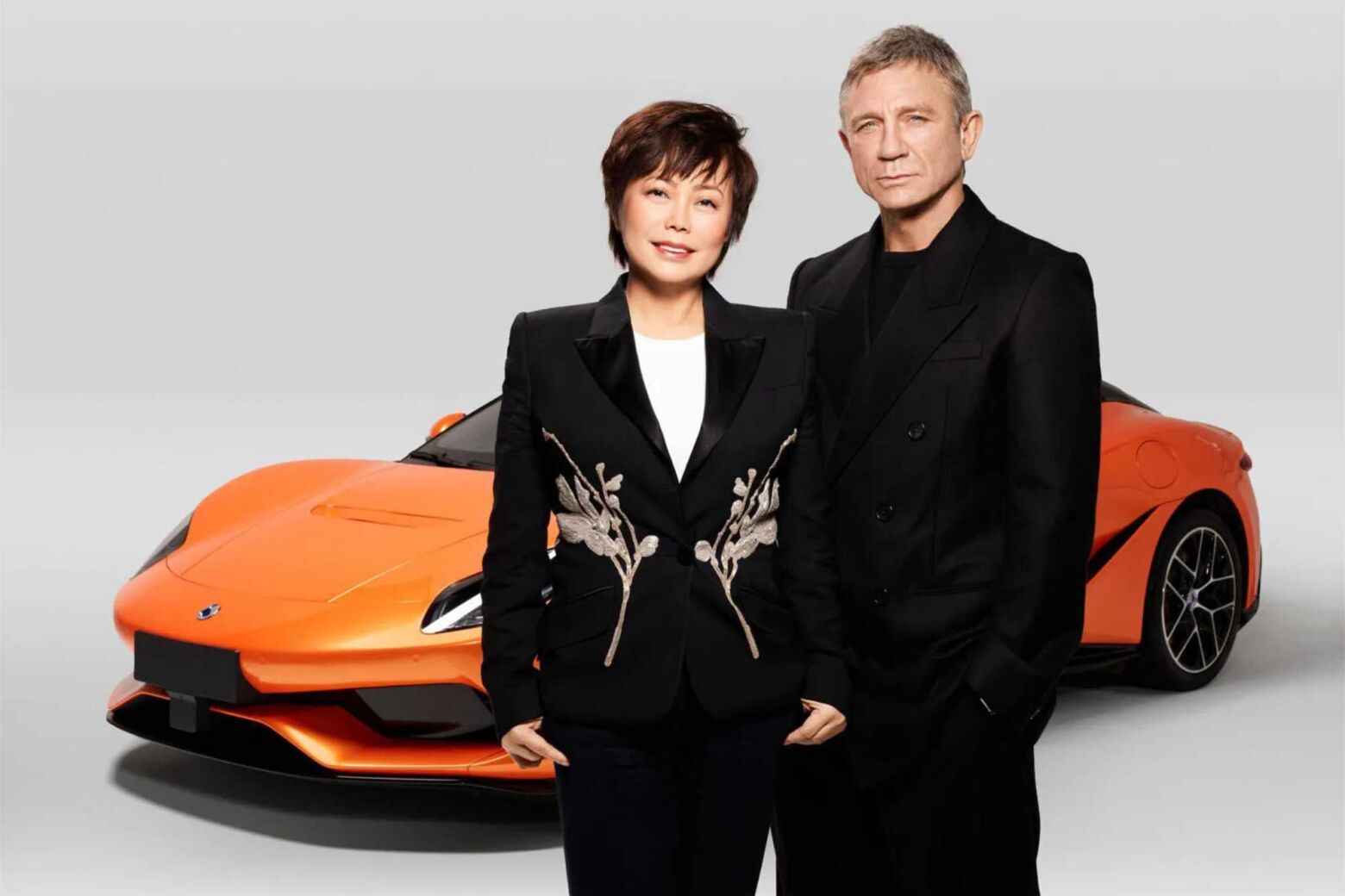 Ex-Bond Daniel Craig &eacute; a cara de rival el&eacute;trico do Porsche 911